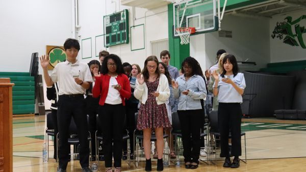 NHS inductees recite the NHS pledge.